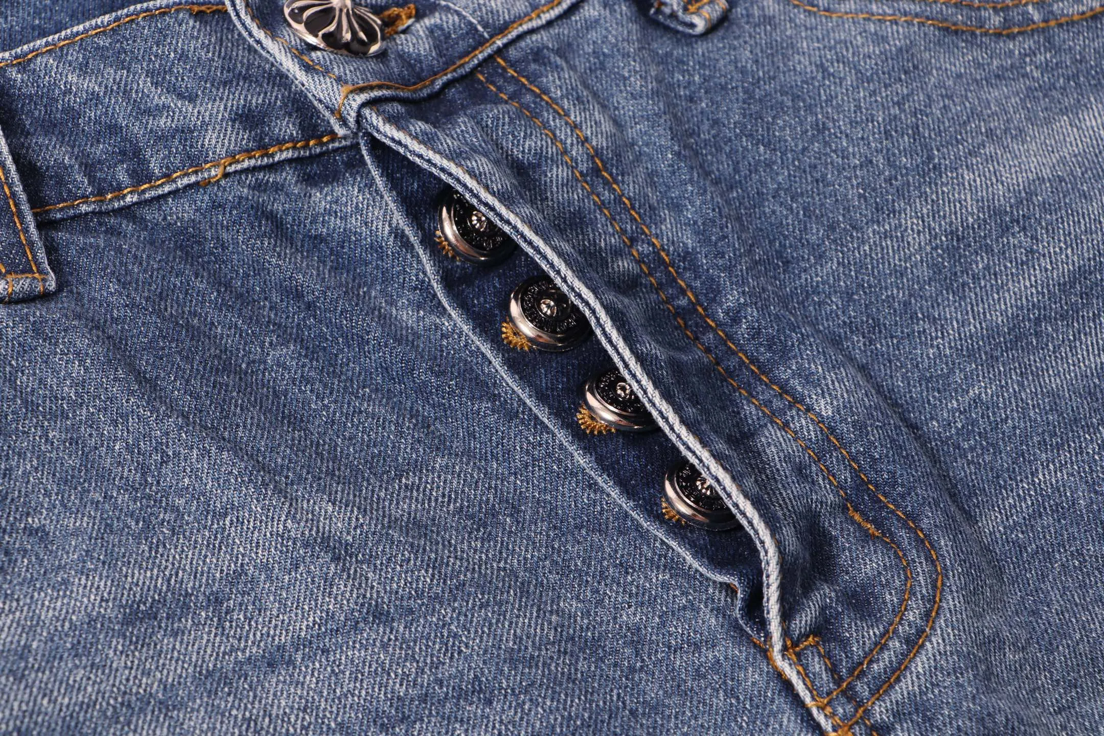 P220 Style number: H23 Croxin & 𝐂𝐡𝐫𝐨𝐦𝐞 𝐇𝐞𝐚𝐫𝐭 ss25 blue trousers, white leather, bootcut button jeans, styles with different wash textures, very friendly to people with thin legs, and the bootcut style perfectly modifies the leg shape The timeless and moderate length makes it easy to match and match. It is the basis for various styles and is a must-have in your wardrobe! The fabric is stiff but also makes the upper body soft without losing texture. The washing process is even more perfect. It is a must-have item for everyone! ! ! Washed wheat, hang tag, pants label, three labels complete Color: blue Size: 28-30-32-34-36